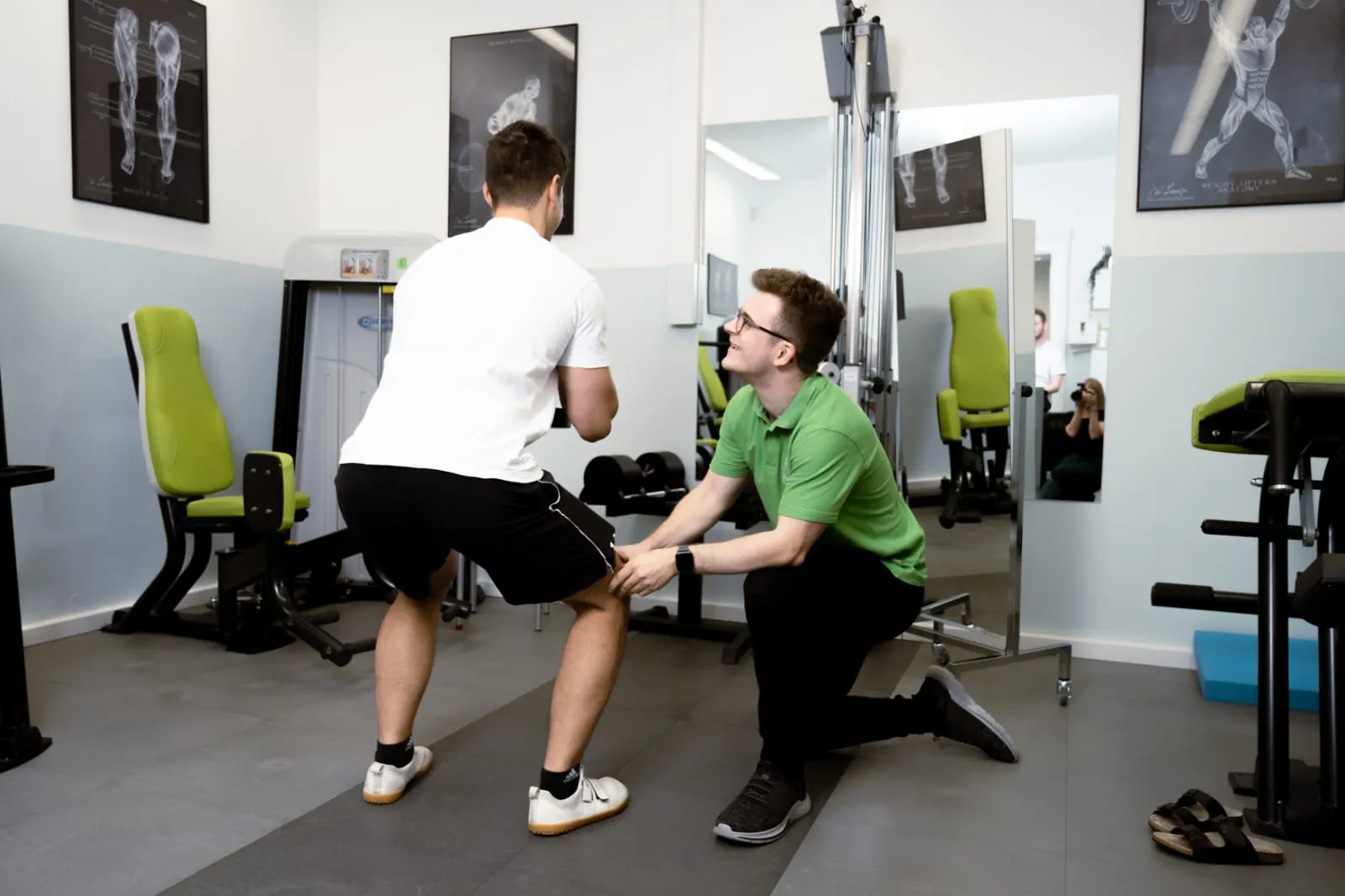 Lukas Eder begleitet einen Patienten bei einer funktionellen Übung